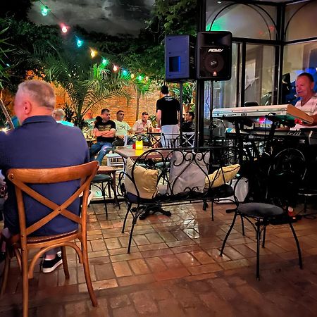 Bed And Breakfast "Caffe-Caffe" Kikinda Buitenkant foto